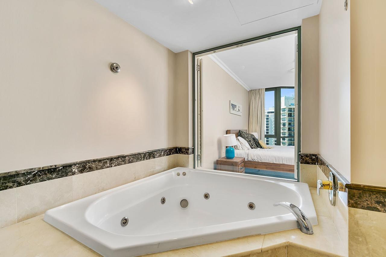 Legends 1 Bedroom Spa Suite - We Accommodate Gold Coast Extérieur photo